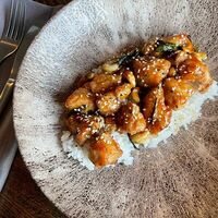 Островатый цыпленок Кунг Пао с рисом в More More