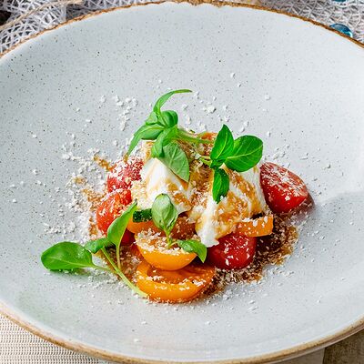 Салат Овощной с молодым сыром в Сен Тропе по цене 300 ₽