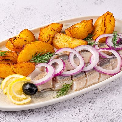 Селедочка с картофелем и маринованным луком в Близкие по цене 340 ₽