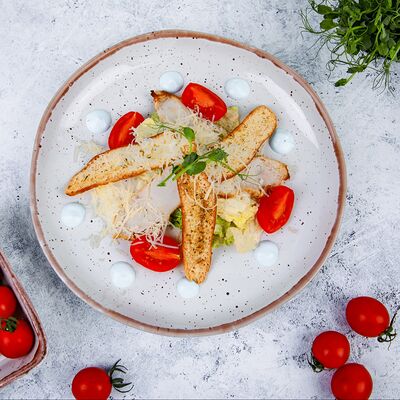 Салат Цезарь с курицей в Ческыт по цене 379 ₽