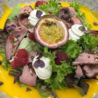 Салат с уткой и манговым соусом в Koster