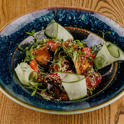 Салат с хрустящими баклажанами в Кубанские пивоварни по цене 420 ₽