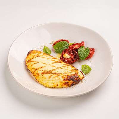 Халуми на гриле с вялеными томатами в Сыроварня по цене 104000 сум