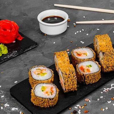 Горячая Калифорния с лососем в Суши Пати по цене 580 ₽