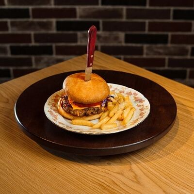 Бургер с говяжьей котлетой и коул слоу в Спички по цене 880 ₽