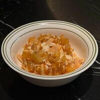 Чизкейк с мороженым мисо и карамелизированными яблоками в Cape