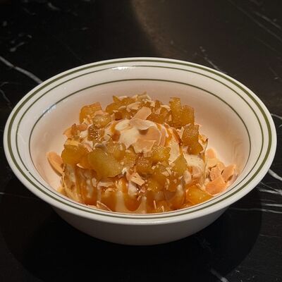 Чизкейк с мороженым мисо и карамелизированными яблоками в Cape по цене 803 ₽