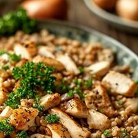 Гречка с курицей в сливочно-грибном соусе в Вкусницца