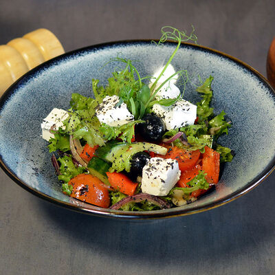 Салат греческий в Грузия и вино по цене 500 ₽