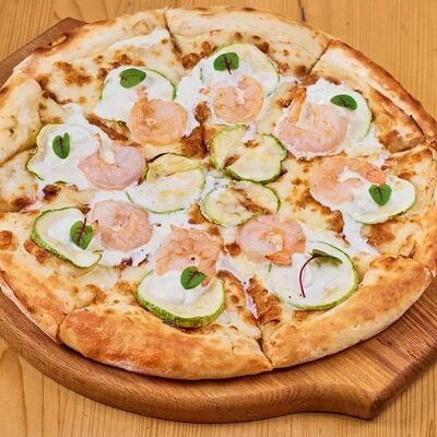 Пицца с креветками и страчателлойв 4 сыра по цене 780 ₽