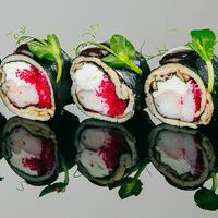 Ролл с марлином и креветкой в Marlin Sushi