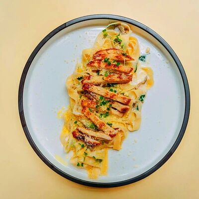 Паста с курицей и грибами в Маффин по цене 480 ₽