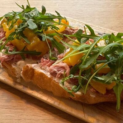 Брускетта с уткой конфи и чатни из манго в L'angolo Italiano по цене 26 р.