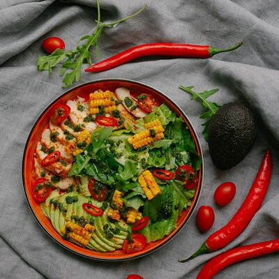 Салат с цыпленком и авокадо в Mexo Food Bar по цене 590 ₽