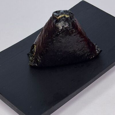 Онигири с лососемв Суши ЁМ по цене 251 ₽