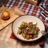 Жареное мясо с луком в Chiller Bar