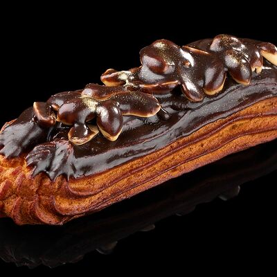 Эклер сникерс в COFFEEПЕЙ по цене 250 ₽