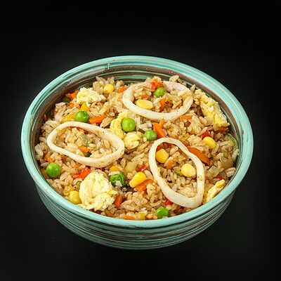 Рис с кальмарами и яйцом в RollWok club Азиатская кухня по цене 569 ₽