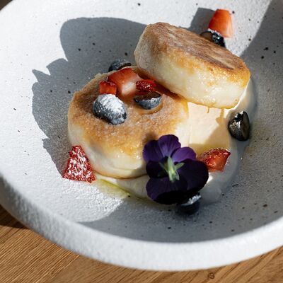 Сырники со сметаной и ягодным соусом в Безе по цене 410 ₽