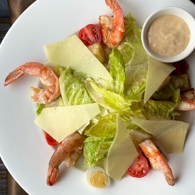 Салат Цезарь с креветками в Wine room gallery по цене 780 ₽