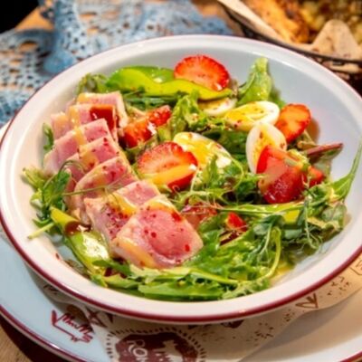 Салат с тунцом и клубникойв Мама Рома по цене 595 ₽