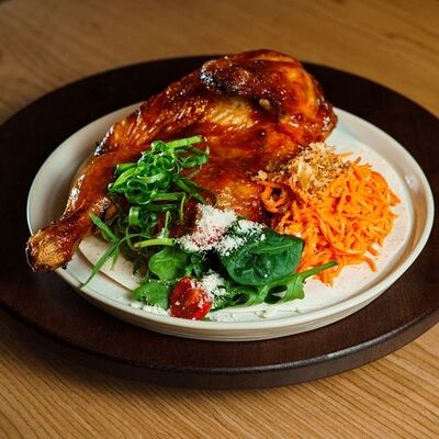 Фирменная Курочка гриль (1/2) барбекю с морковкой в Спички по цене 1090 ₽