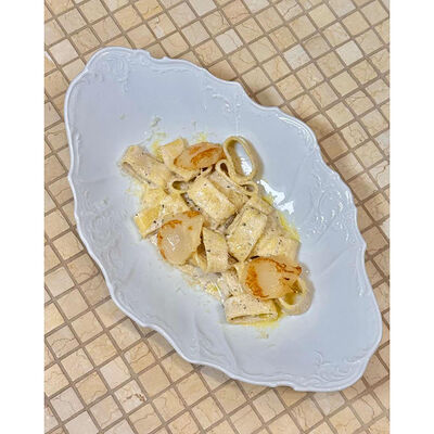 Каламарата с гребешком в трюфельном соусе в Мари по цене 820 ₽