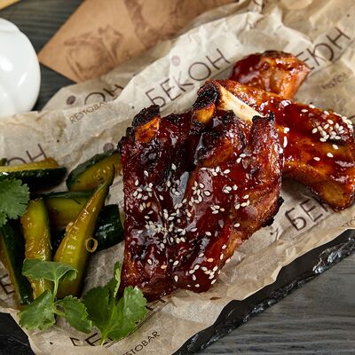 Ребра свиные в BBQ глазури с пряными огурцомв Restobar Бекон по цене 960 ₽