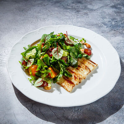 Салат с хурмой и сыром халуми в Гастродача Вселуг по цене 1050 ₽