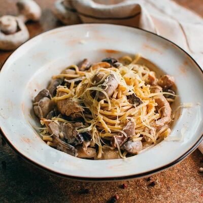 Паста с цыпленком и шампиньонами в Krutli по цене 528 ₽