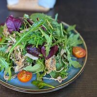 Салат с говяжьей вырезкой в Pausa Caffe