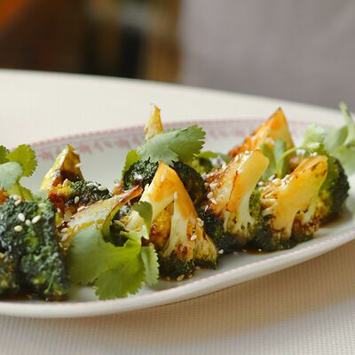 Жареные брокколи в соусе териякив Моне по цене 560 ₽