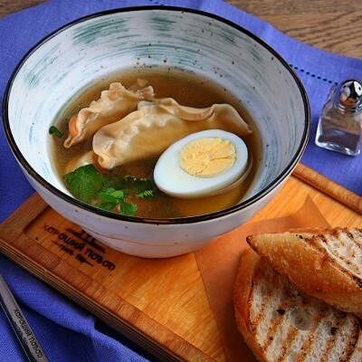 Куриное консоме с гёдза в Андеграунд Pizza & Sushi по цене 334 ₽