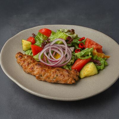 Салат с кебабом из цыплёнка, маринованным перцем и хрустящими семечками в Бумбараш по цене 620 ₽