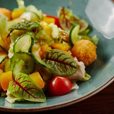 Салат со свежим манго и курицей в Рамен с уткой по цене 730 ₽