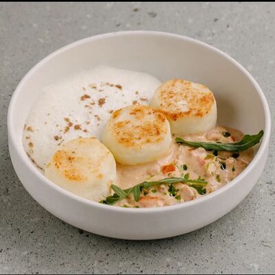 Сырники из адыгейского сыра с муссом из копчёного сулугуни в SET по цене 655 ₽