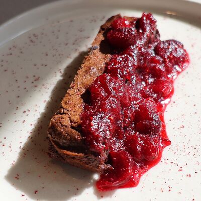 Брауни с клюквенным соусом в УГОДНИКИ по цене 598 ₽