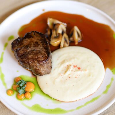 Стейк филе-миньон с картофельным кремомв Ptitim по цене 920 ₽