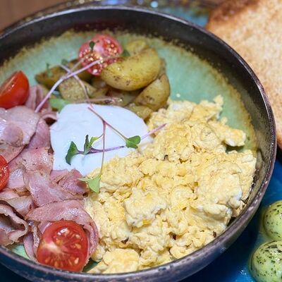 Скрембл с беконом с бриошью и зеленым маслом в Kamakura по цене 665 ₽