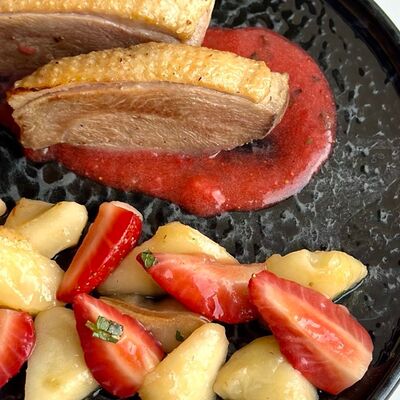 Утка с теплой грушей и клубникой в Crystal по цене 1050 ₽