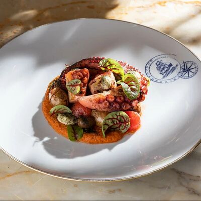 Осьминог, картофель, соус ромеско в Ivanka по цене 3000 ₽