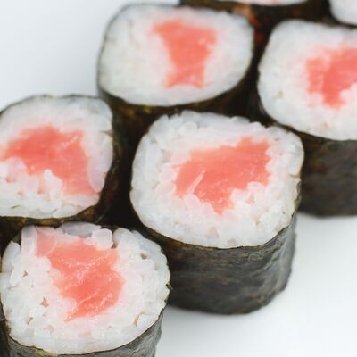 Ролл с лососем в IONOTO по цене 320 ₽