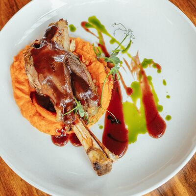 Ножка ягненка, томленная в собственном соку с овощами в Макадамия по цене 1150 ₽