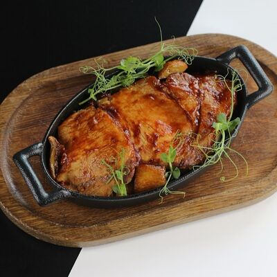 Буженина с тушеной капустой и белыми грибами в Luna по цене 850 ₽