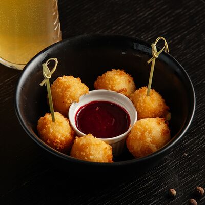 Сырные шарики с брусничным соусом в Crazy Hunter по цене 450 ₽