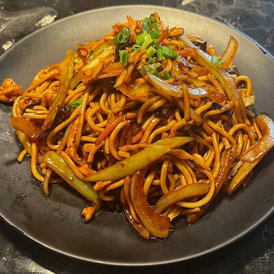 C8к Жареная лапша с курицей и овощами в кисло-сладком соусе в Ван шифу по цене 588 ₽