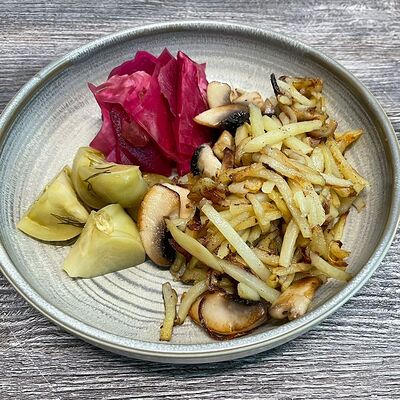 Жареный картофель с шампиньонами и домашними разносолами в Веранда по цене 590