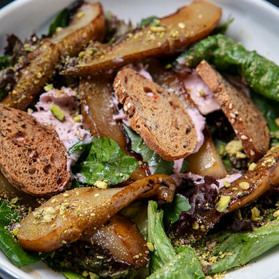 Салат с грушей и горгонзолой в Corner Grill по цене 810 ₽