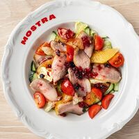 Салат с уткой и апельсином в Mostra