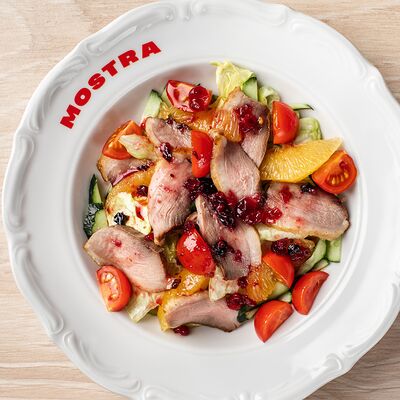 Салат с уткой и апельсином в Mostra по цене 640 ₽